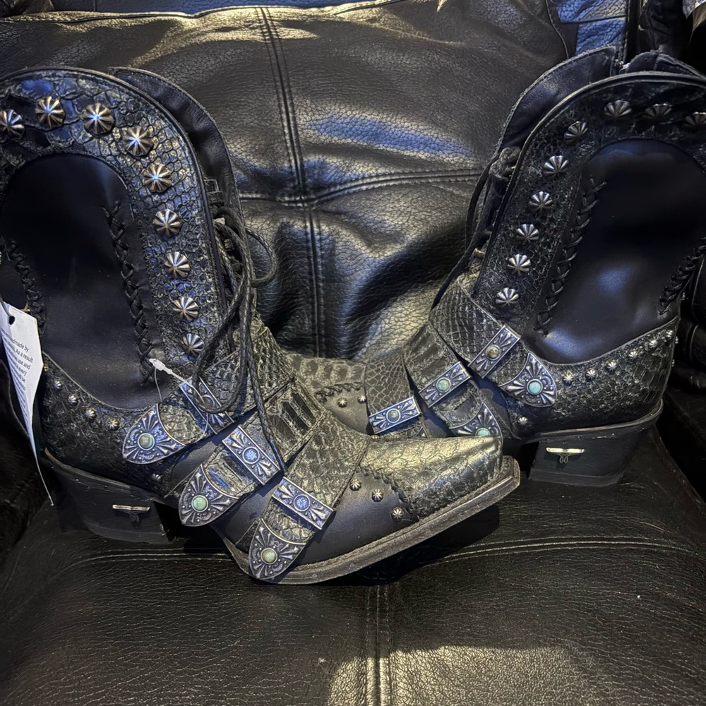 Lane Showdown Boots - Picture 2 of 5